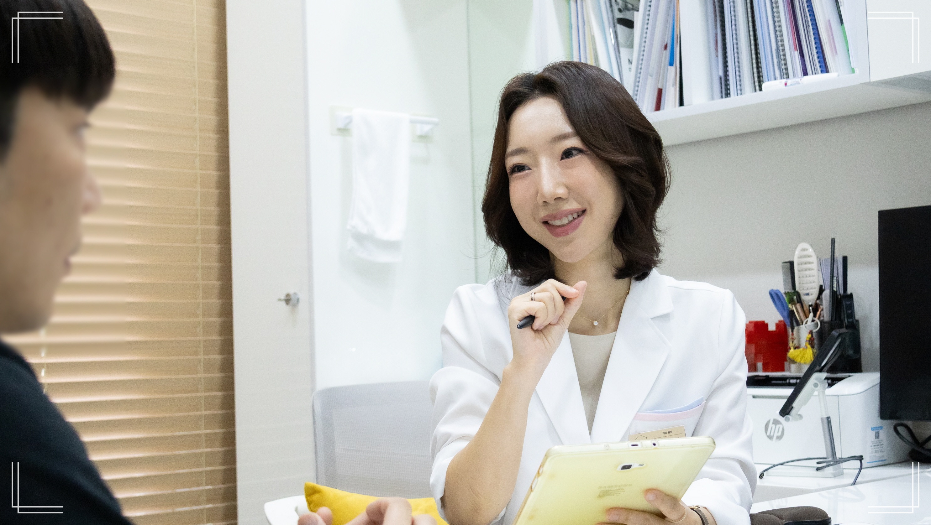 중안부 리프팅, 동안얼굴 시술 원하시는 고객님과의 상담 이미지