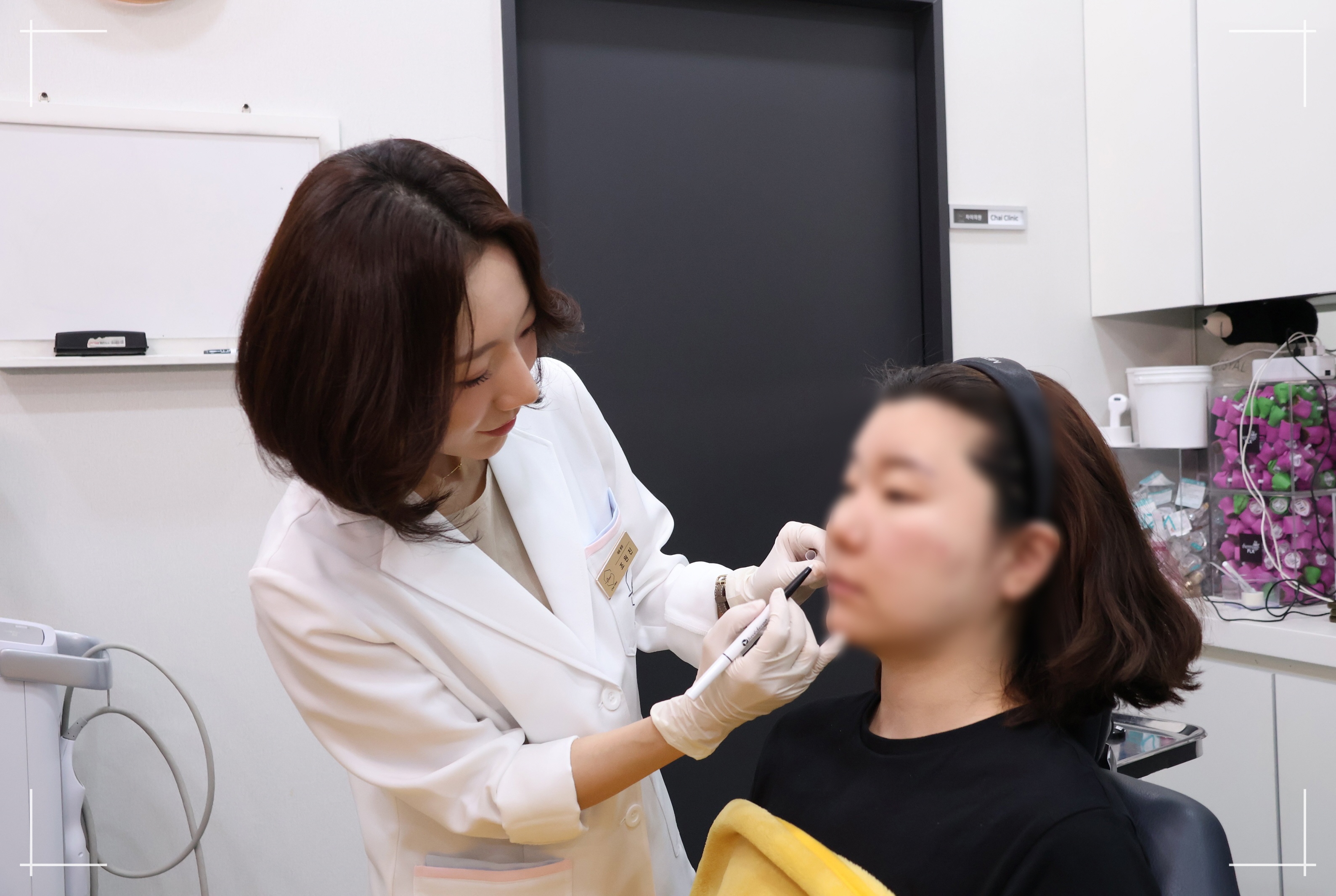 실루엣소프트 실리프팅 효과를 위해 1:1 디자인 설계를 진행중인 차이의원 조원진 원장