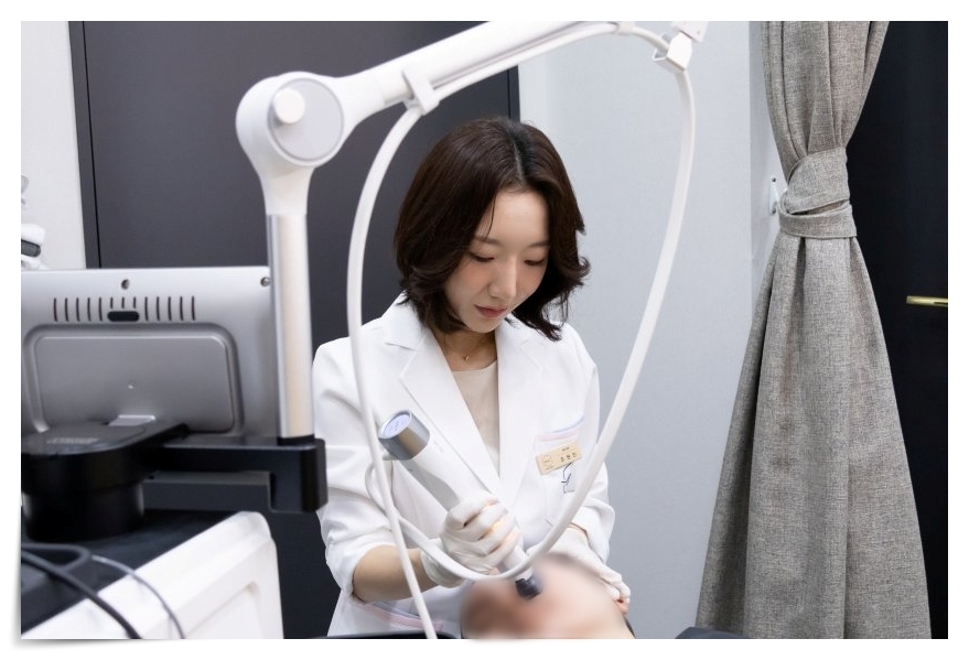 눈가 리프팅 레이저 아이세르프 시술 장면