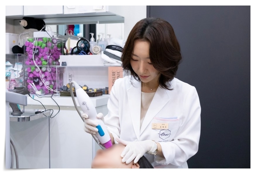 눈가 리프팅 레이저 아이써마지 시술 장면